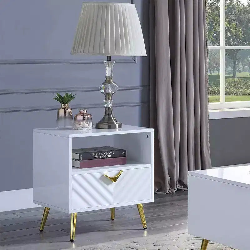 Tavolino d'appoggio 50 cm Bianco Lucido: Design Mid-Century, Gambe in Metallo Dorato, Ripiano Portaoggetti