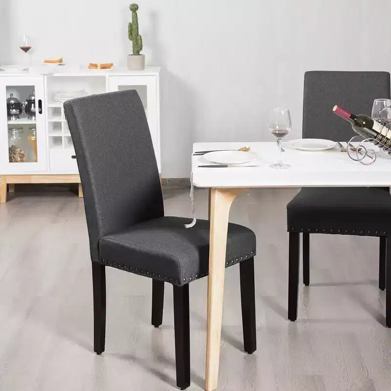 Sedie da pranzo in tessuto imbottite con borchie decorative