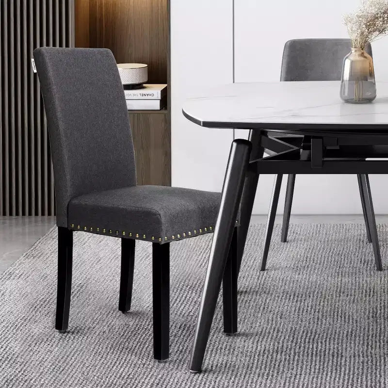 Sedie da pranzo in tessuto imbottite con borchie decorative